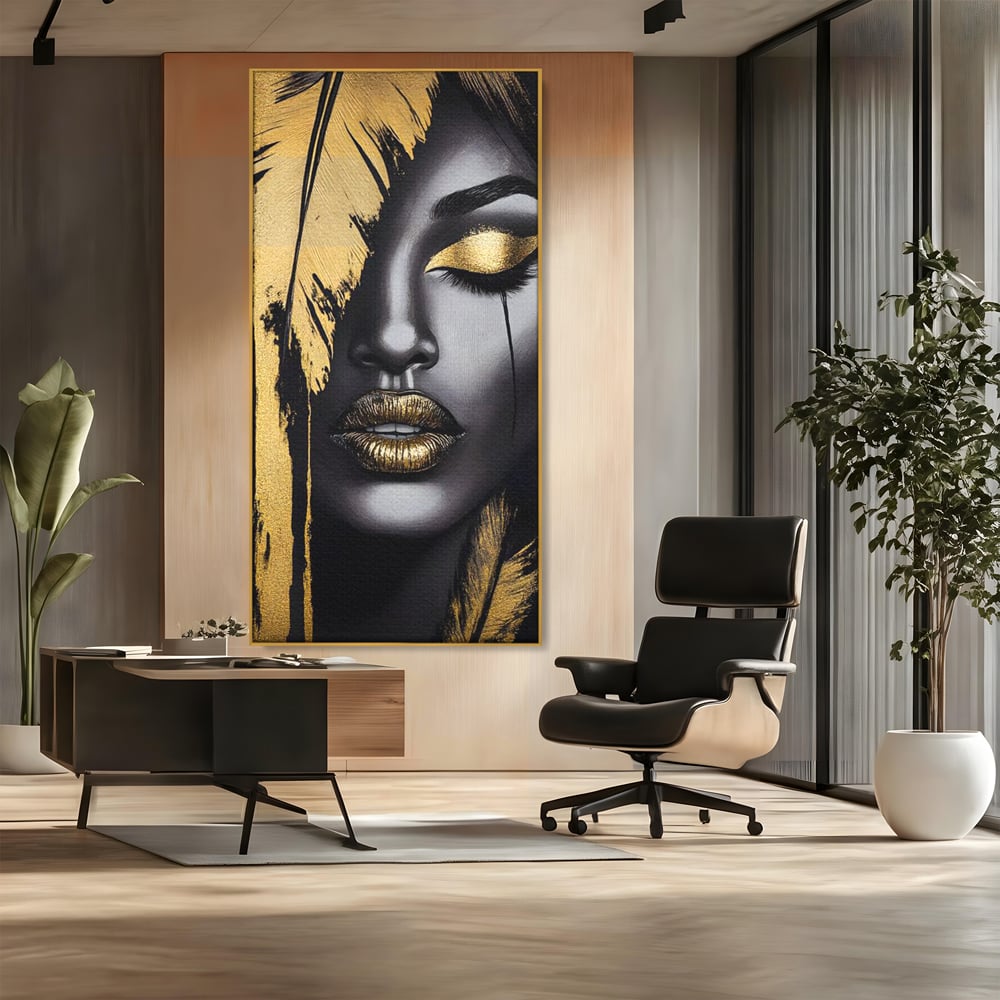 Tablou canvas cu tablou canvas cu portret stilizat de femeie, in rama de aluminiu auriu, pe perete intr-un birou